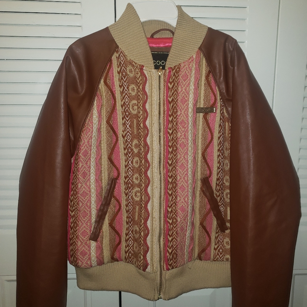 Coogi lined bomber jacket!! Perfect for th Fall/Winter. Has pink lining.